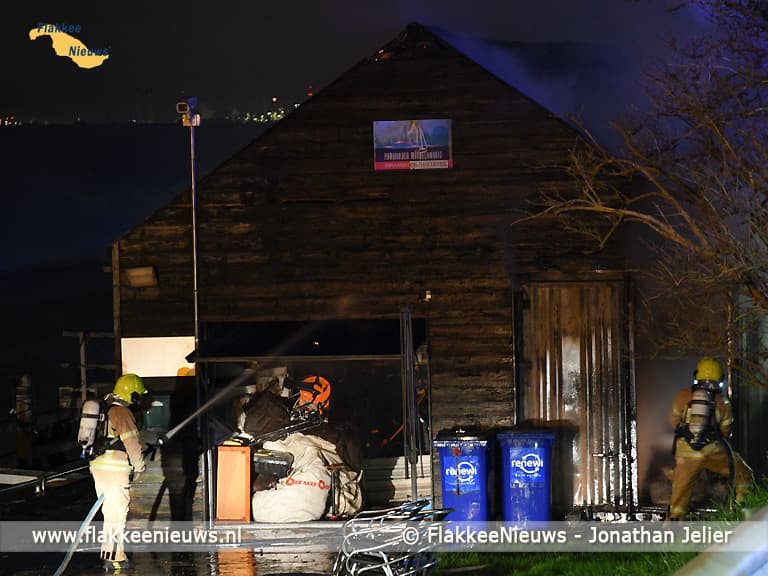 Schuur in brand langs het havenkanaal van Middelharnis