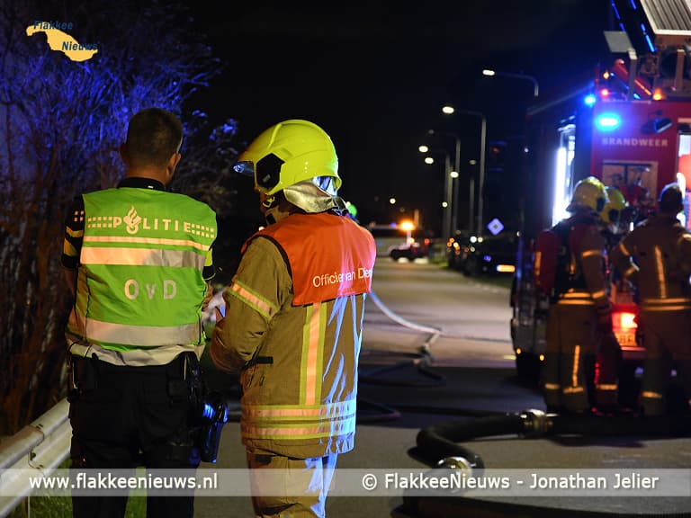 Schuur in brand langs het havenkanaal van Middelharnis