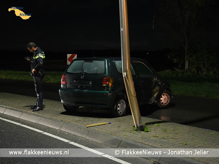 Auto tegen lantaarnpaal Zuidelijke Randweg Middelharnis