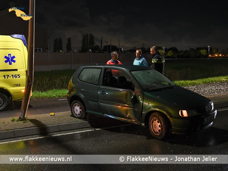 Auto tegen lantaarnpaal Zuidelijke Randweg Middelharnis