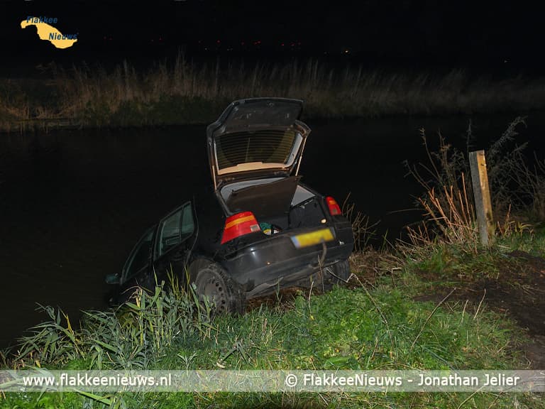 Auto te water in polder Middelharnis