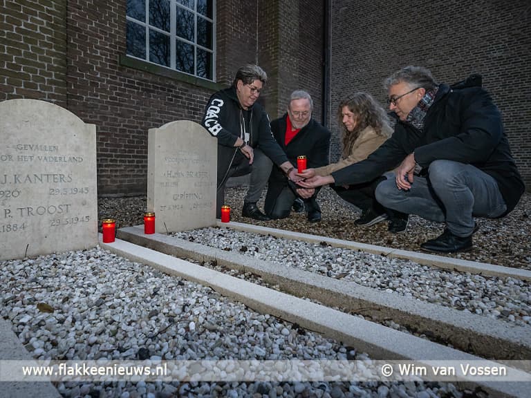 Wethouders Van Putten en Eijkenduijn ontsteken lichtjes bij oorlogsgraven