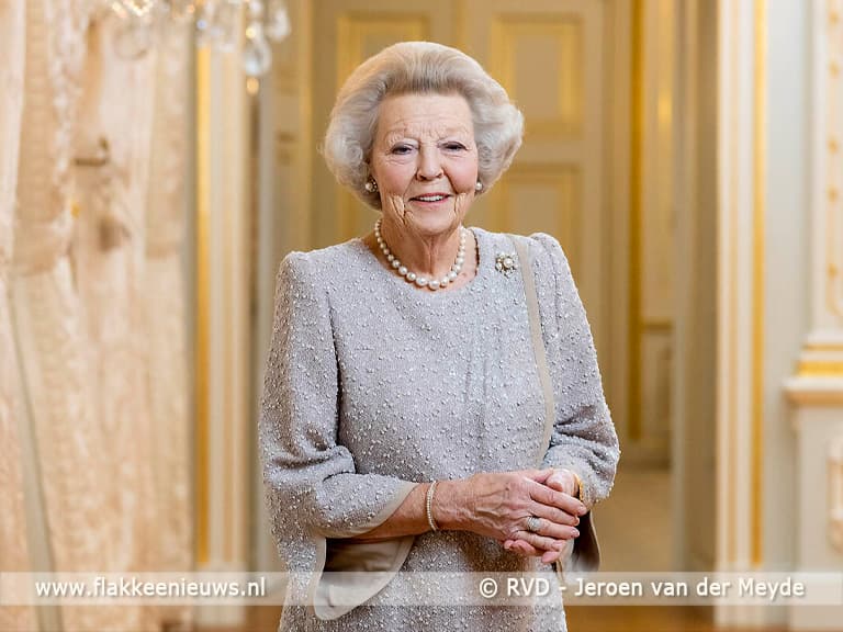 Prinses Beatrix bij herdenking Watersnood in Oude-Tonge