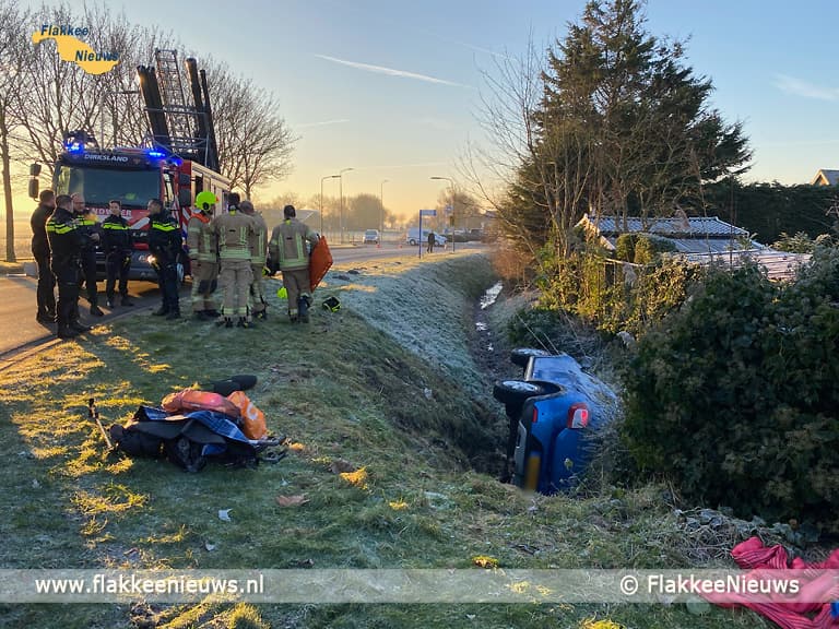 Auto beland in sloot, echtpaar naar ziekenhuis