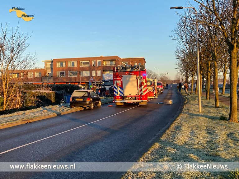 Auto beland in sloot, echtpaar naar ziekenhuis