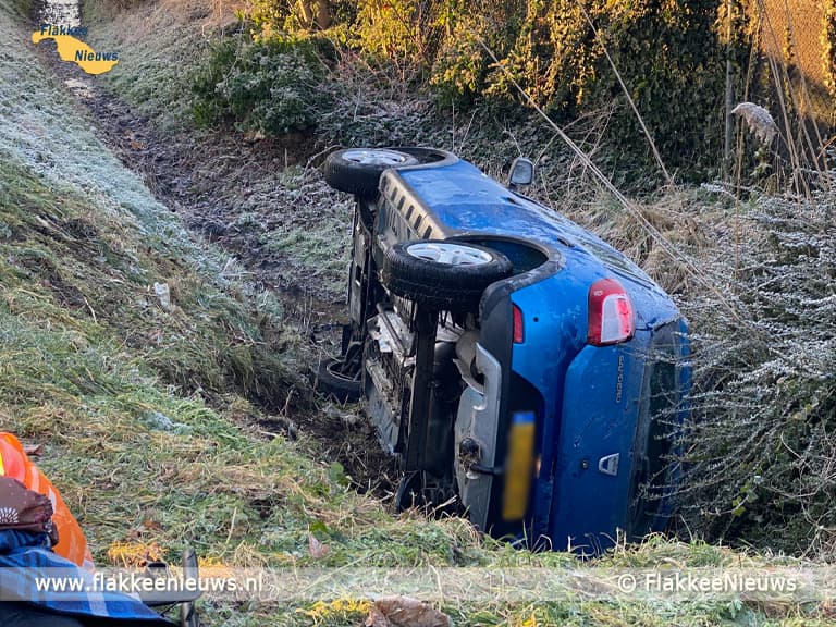 Auto beland in sloot, echtpaar naar ziekenhuis