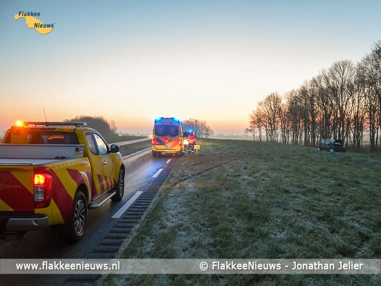 Auto over de kop bij Stellendam door gladheid