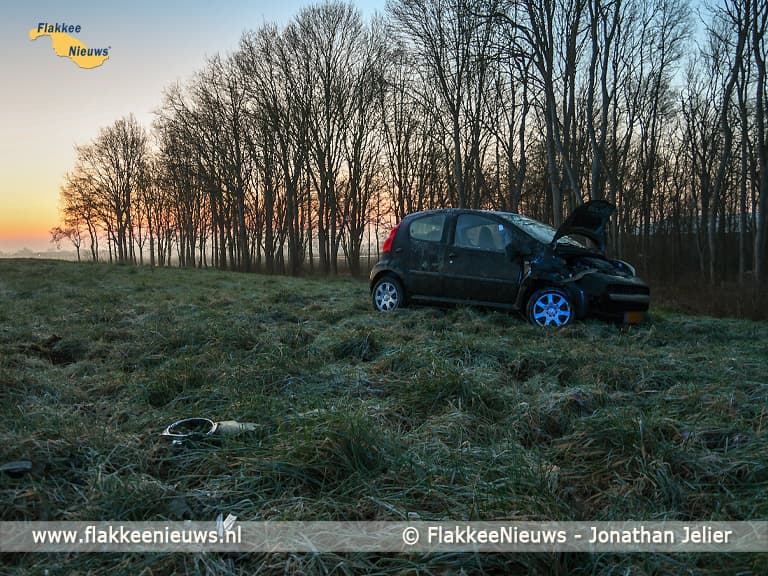 Auto over de kop bij Stellendam door gladheid