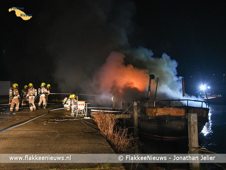 Boot in brand langs havenkanaal Middelharnis