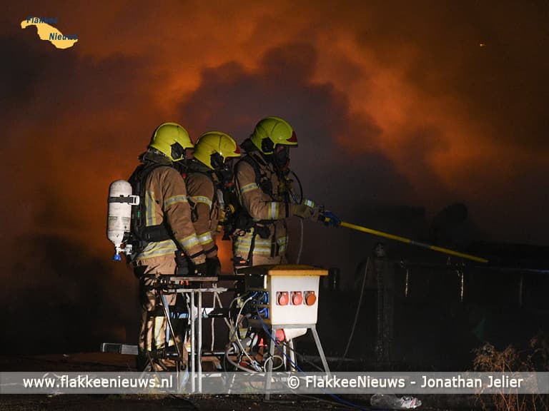 Boot in brand langs havenkanaal Middelharnis
