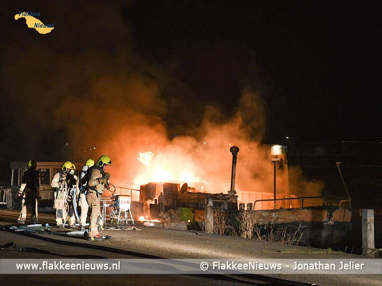 Boot in brand langs havenkanaal Middelharnis
