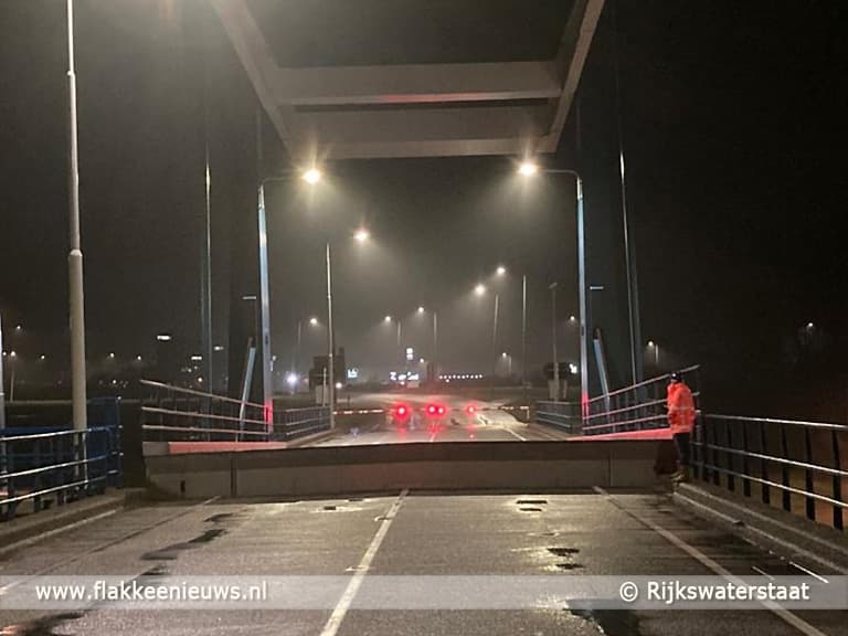 Binnenvaartschip ramt brug over Goereesesluis in Stellendam