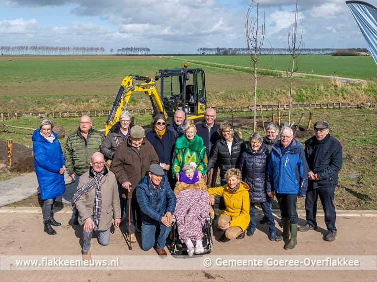 Zes nieuwe gedenkbomen voor 100-jarigen op Goeree-Overflakkee