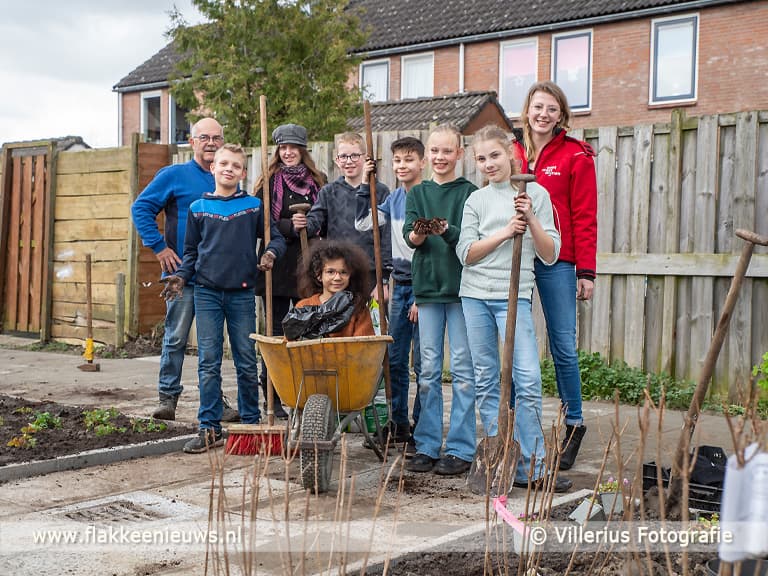 Leerlingen CBS de Bron bij vergroenen plein Jupiterhof in Oude-Tonge