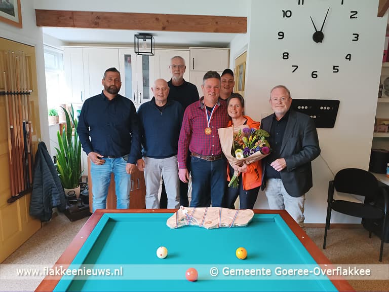 Wethouder feliciteert Nederlands biljartkampioen Remko van Oosterom