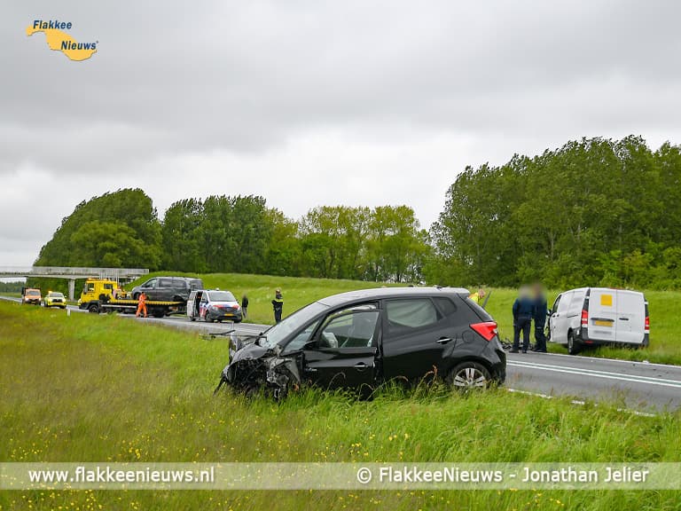 Verkeersongeval met drie voertuigen op N59 tussen Oude-Tonge en Zeeland