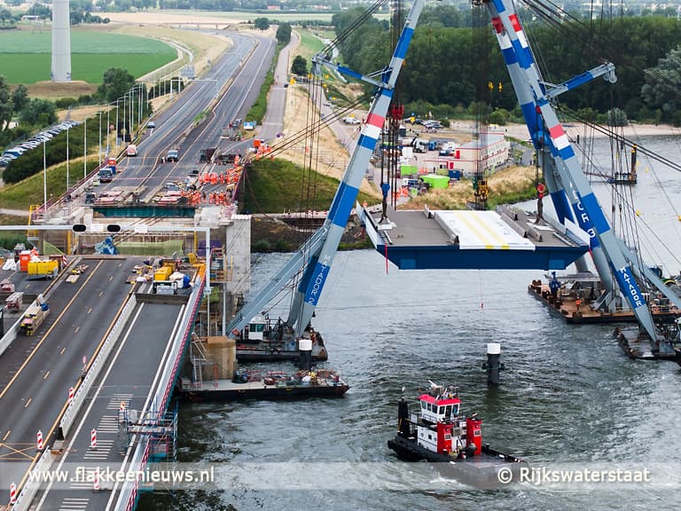 Nieuwe brugklep Haringvlietbrug succesvol ingehesen