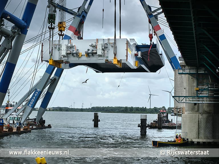 Nieuwe brugklep Haringvlietbrug succesvol ingehesen