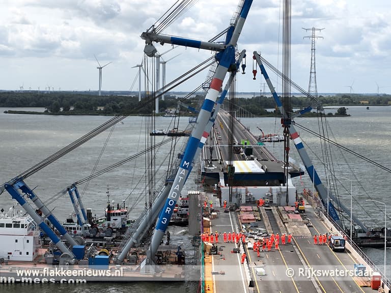 Nieuwe brugklep Haringvlietbrug succesvol ingehesen