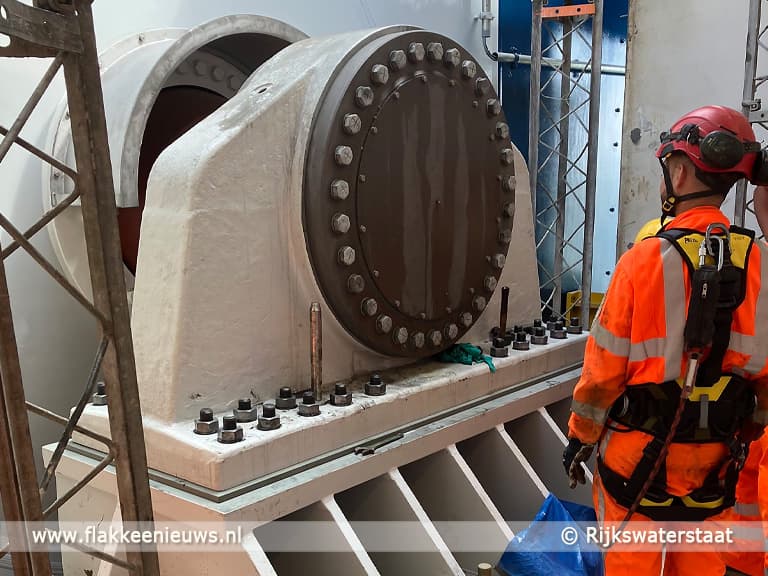 Nieuwe brugklep Haringvlietbrug succesvol ingehesen