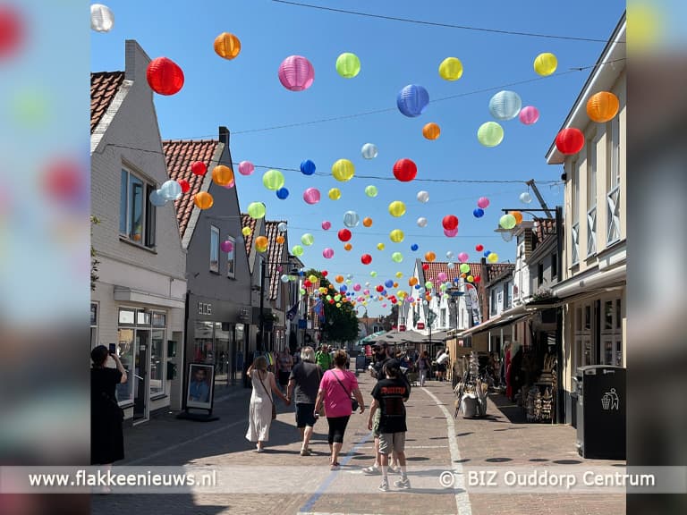 Pilotproject in Ouddorp Centrum: hanging baskets en vrolijke lampionnen