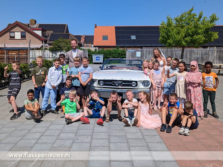 Feest op obs Stellegors: Juf Charlotte viert bruiloft op school