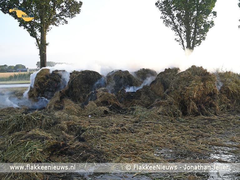 Wegafsluiting door stapel hooibalen in brand