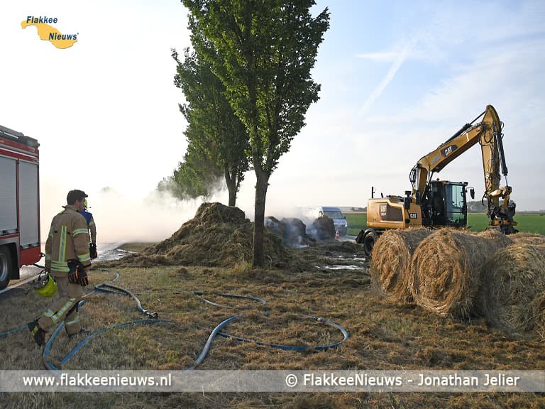 Wegafsluiting door stapel hooibalen in brand
