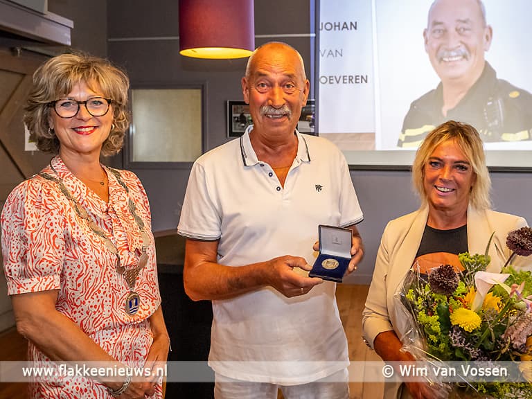 Wijkagent Johan van Oeveren uit Sommelsdijk ontvangt gemeentepenning