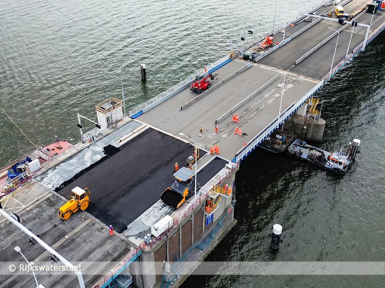 Asfalteren Haringvlietbrug, weer een stap dichter bij de opening
