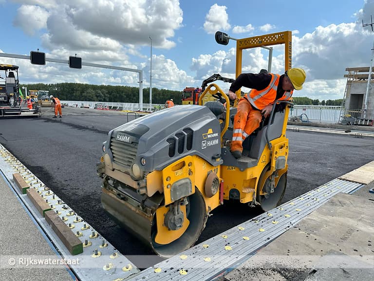 Asfalteren Haringvlietbrug, weer een stap dichter bij de opening