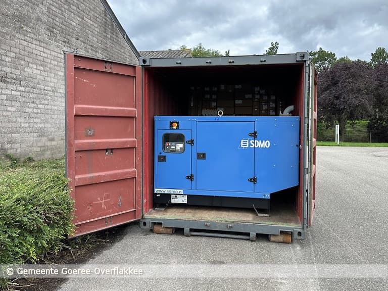 Aggregaat uit oud gemeentehuis Dirksland naar oorlogsgebied