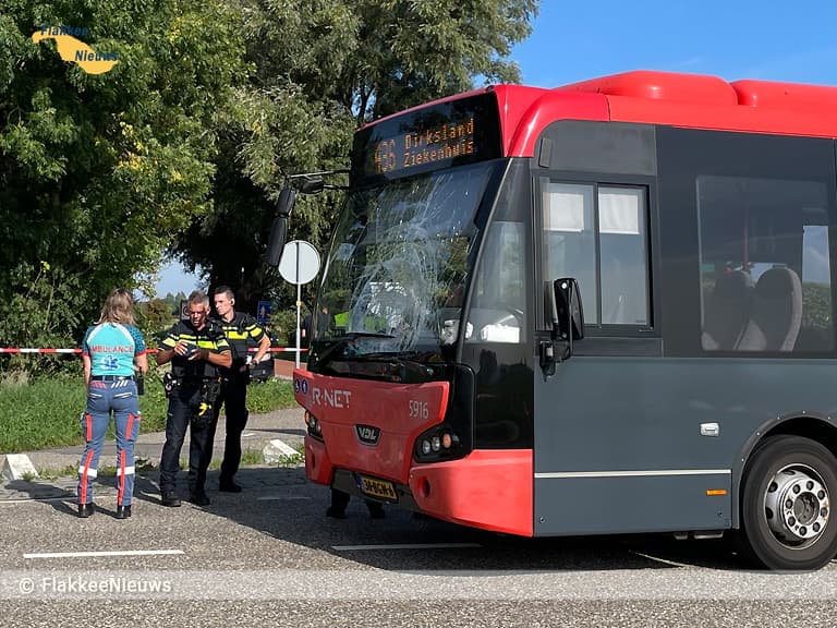 Fietser overleden na botsing met lijndienstbus