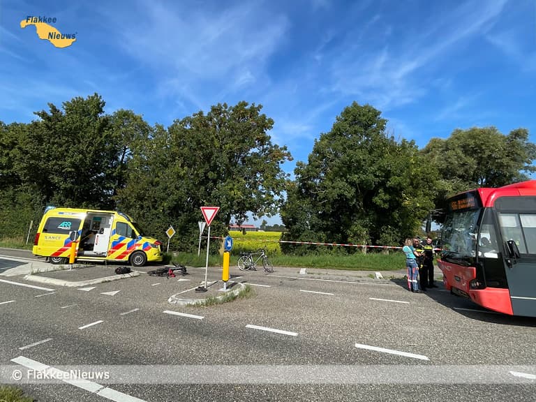 Fietser overleden na botsing met lijndienstbus