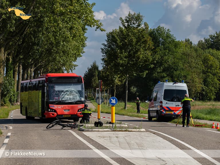 Fietser overleden na botsing met lijndienstbus