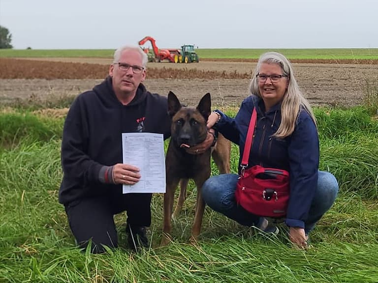 Hond Bobby behaalt met lof certificaat politiehond 1