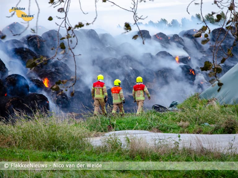 Grote brand met hooibalen aan de Kadeweg in Middelharnis