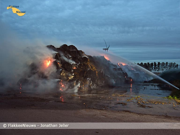 Grote brand met hooibalen aan de Kadeweg in Middelharnis