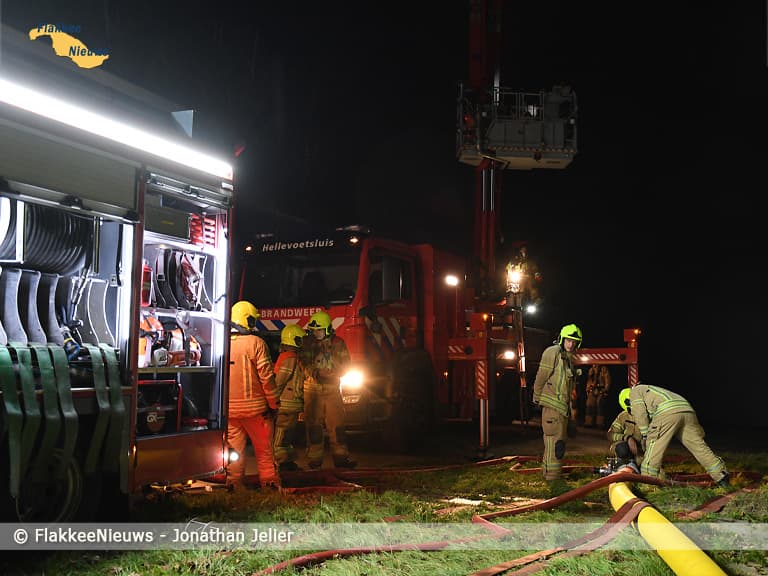 Grote brand met hooibalen aan de Kadeweg in Middelharnis
