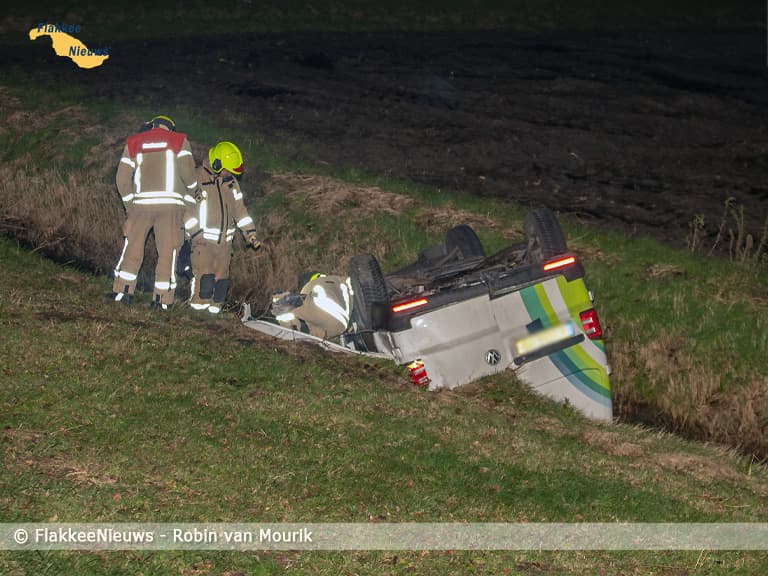 Bestelbusje tegen boom nabij Nieuwe-Tonge