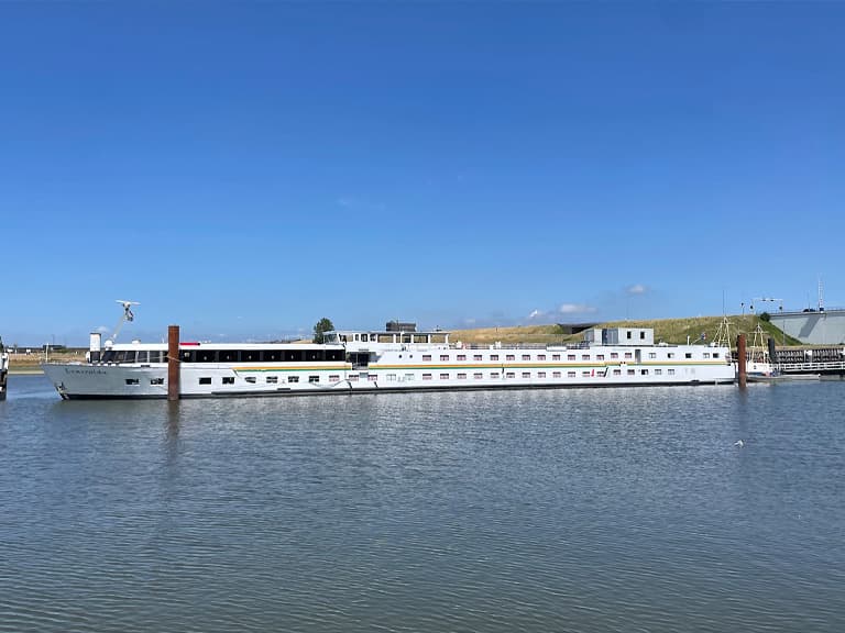 Opvang asielzoekers in de buitenhaven van Stellendam verlengd