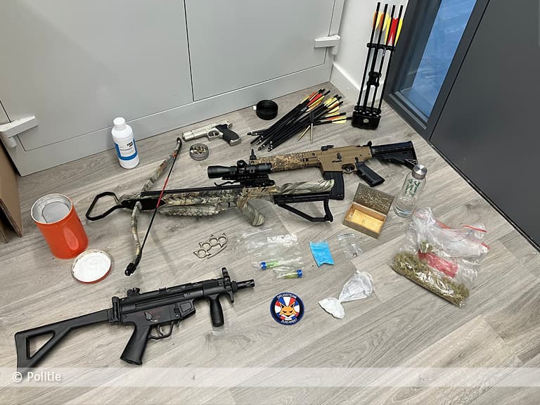 Politie doorzoekt panden: zwaar vuurwerk, wapens en drugs ontdekt