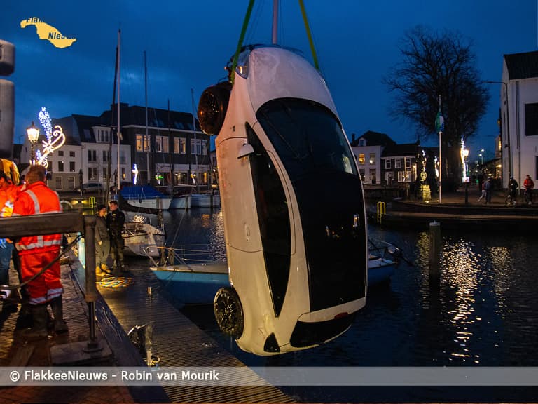 Auto neemt duik in de haven van Middelharnis