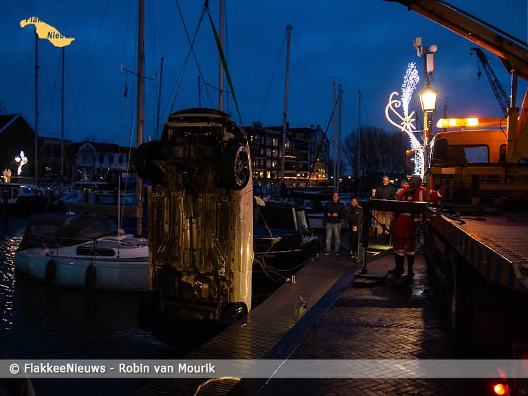 Auto neemt duik in de haven van Middelharnis