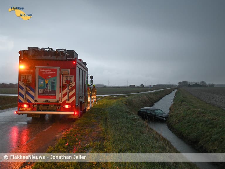 Auto in de sloot in Sommelsdijk