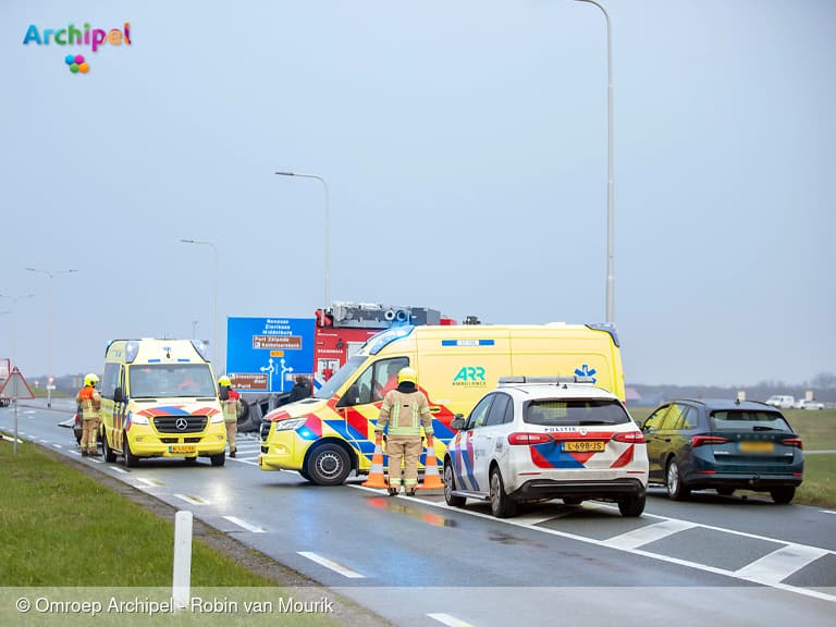 Frontale botsing op N57 bij Brouwersdam