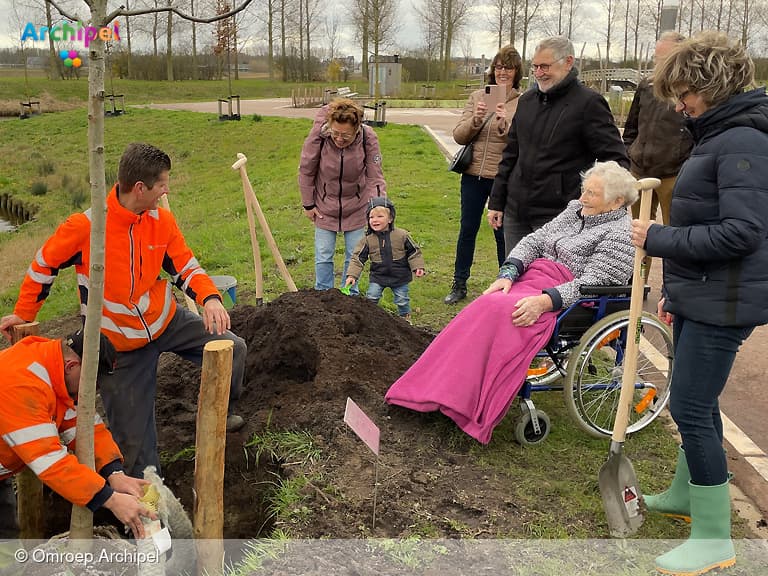 Nieuwe gedenkbomen voor 100-jarigen op Goeree-Overflakkee