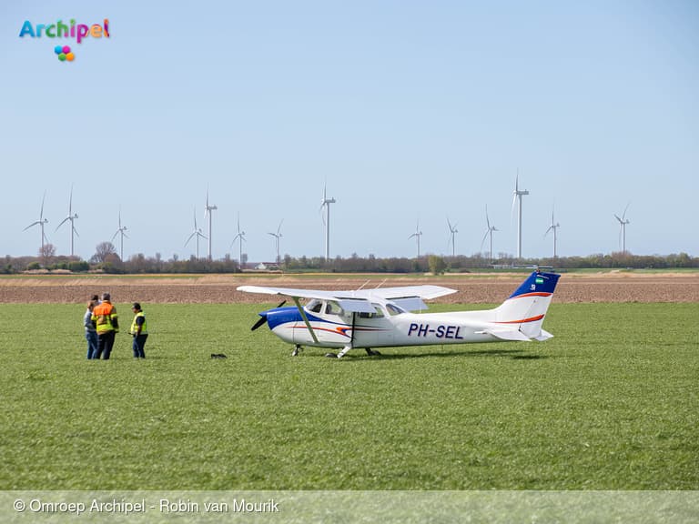 Sportvliegtuig maakt noodlanding in weiland