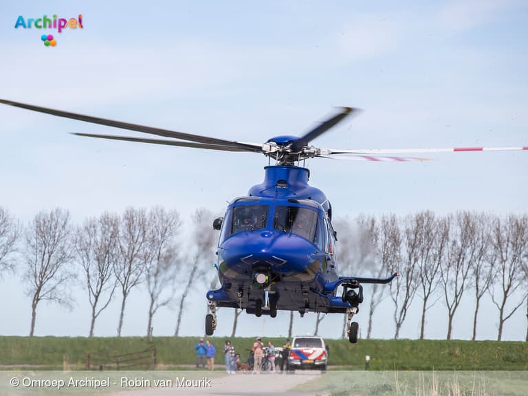 Sportvliegtuig maakt noodlanding in weiland