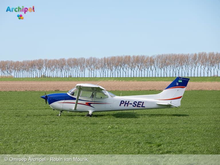 Sportvliegtuig maakt noodlanding in weiland